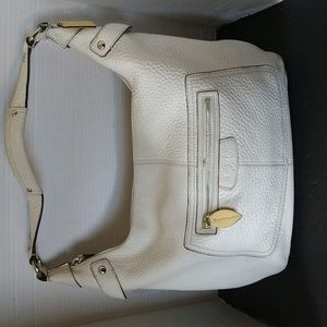 VGUC. Vintage Coach Penelope Winter White Pebbled Leather hobo bag.